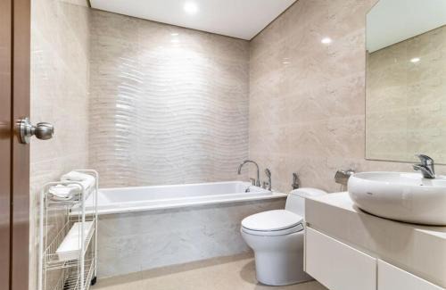 Hai Ba Trung Apartment | Chi's housse - Vinhomes Time city - 3BR