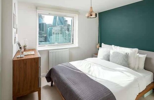 Portsoken Apartment | Chic 1 BD East London apartment w/ view of Shard
