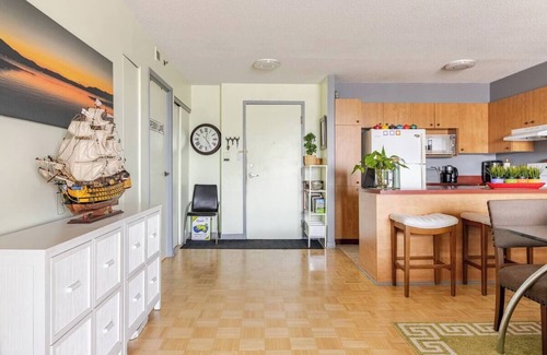 Kirkland Apartment | Chic 1-bedroom apartment with fitness room and AC in serene Kirkland