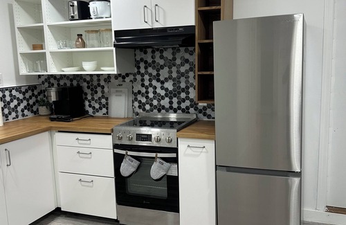 Lynn Apartment | Chic 1-bedroom apartment in cool Lynn with AC, WiFi, Full Bath and Full Kitchen