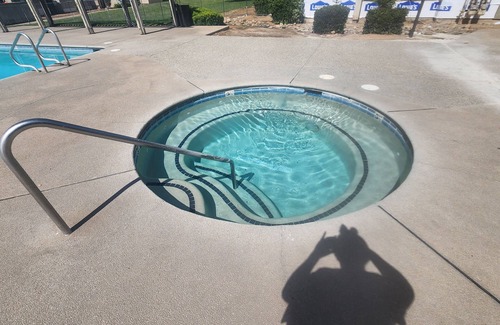 Raisin Apartment | Chic 1-bedroom apartment with WiFi, fitness room, grills and pool in fun Fresno.