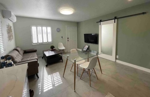 Rosemead House | Chic 1 bedroom guest house - Keyless check-in