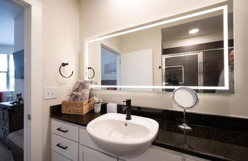 First Ward Apartment | Chic 1-Bedroom Modern Apt with Gym & Free Parking