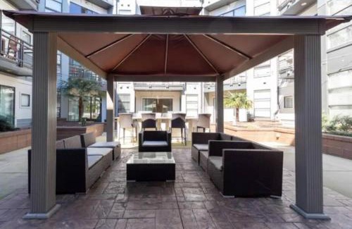 First Ward Apartment | Chic 1-Bedroom Modern Apt with Gym & Free Parking