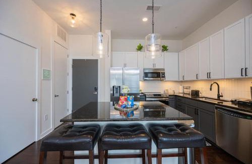 First Ward Apartment | Chic 1-Bedroom Modern Apt with Gym & Free Parking