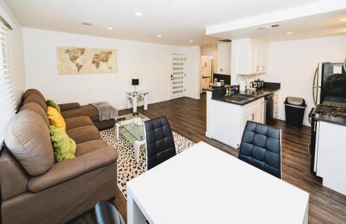 Wilshire Apartment | Chic 1-Bedroom with Dinning area in Central Location Close to Downtown with Free Parking