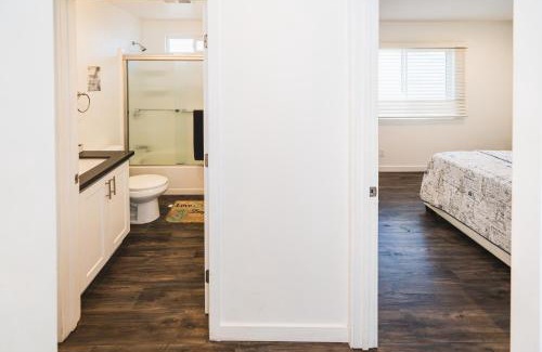 Wilshire Apartment | Chic 1-Bedroom with Dinning area in Central Location Close to Downtown with Free Parking