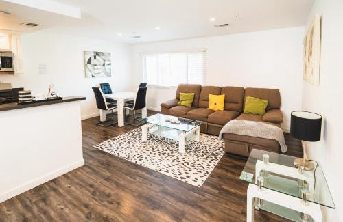 Wilshire Apartment | Chic 1-Bedroom with Dinning area in Central Location Close to Downtown with Free Parking
