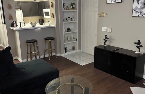 Dallas Apartment | Chic 1-bedroom with fitness room and WiFi in fabulous Dallas