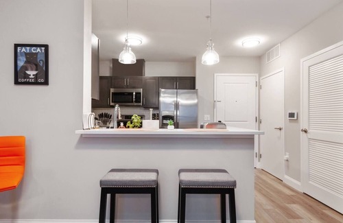 Newark Apartment | ⭐️Chic 1 BR Great Location!⭐️King Bed!⭐️FREE Parking!