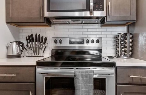 Newark Apartment | ⭐️Chic 1 BR Great Location!⭐️King Bed!⭐️FREE Parking!
