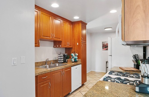 Beverly Grove House | Chic 2-BD with AC, fitness room, WiFi in fantastic Beverly Hills