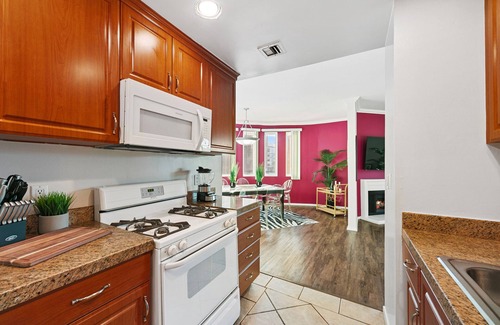 Beverly Grove House | Chic 2-BD with AC, fitness room, WiFi in fantastic Beverly Hills