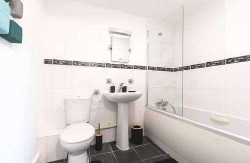 Southampton City Centre Apartment | Chic 2-Bed Apartment in Southampton with Parking