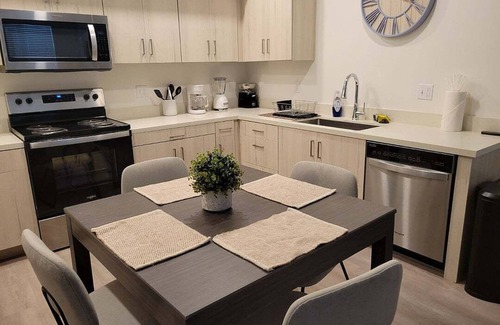 Brentwood Apartment | Chic 2-bedroom apartment with WiFi, AC in welcoming Brentwood