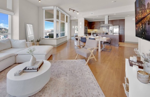 East Village Apartment | Chic 2-bedroom apartment with WiFi, fitness room in fabulous San Diego