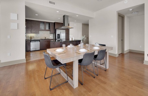 East Village Apartment | Chic 2-bedroom apartment with WiFi, fitness room in fabulous San Diego