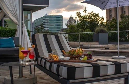 Sandown Apartment | Chic 2-bedroom apartment with WiFi, AC in lovely Sandton