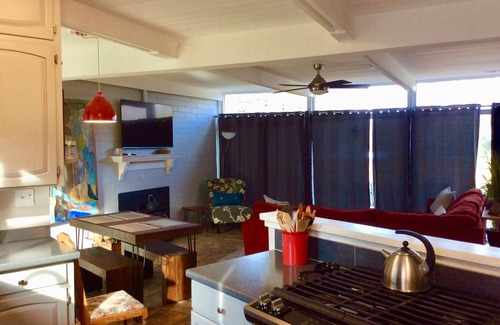 Three Rivers House | Chic 2B2b Bungalow w/studio 3 mi to Sequoia NP - Dog Friendly!