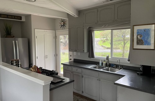 Three Rivers House | Chic 2B2b Bungalow w/studio 3 mi to Sequoia NP - Dog Friendly!