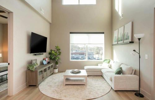 Northern Inglewood Apartment | Chic 2BR Apt with Loft in East Nash Sleeps 6