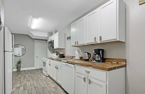 Des Moines House | Chic 2BR Duplex Free Parking near Hospitals