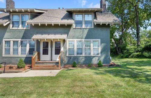 Des Moines House | Chic 2BR Duplex Free Parking near Hospitals