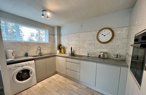 Hoddesdon Apartment | Chic 2BR Haven: Contemporary Flat in Hoddesdon