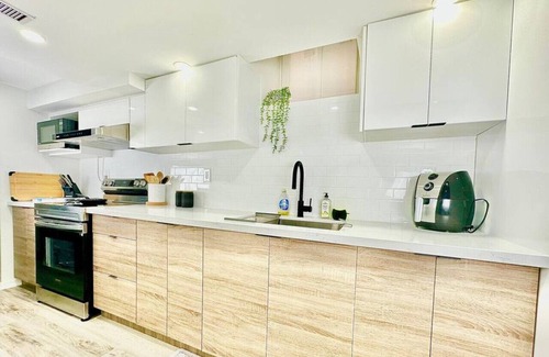 Churchill Meadows House | Chic 2BR Large Apartment/Extra Clean/Parking Incld