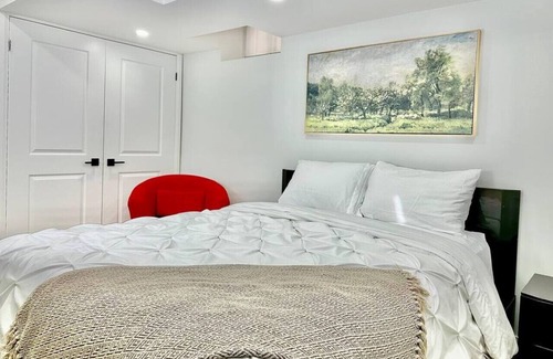 Churchill Meadows House | Chic 2BR Large Apartment/Extra Clean/Parking Incld