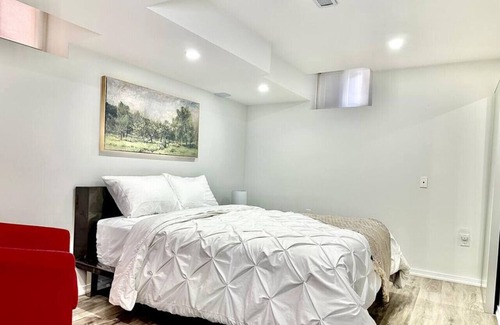 Churchill Meadows House | Chic 2BR Large Apartment/Extra Clean/Parking Incld