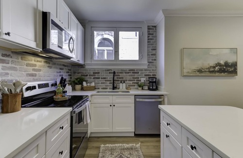 Midtown Apartment | Chic 2BR Midtown Retreat: Your Gateway to Memphis Magic!n