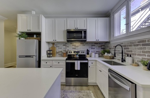Midtown Apartment | Chic 2BR Midtown Retreat: Your Gateway to Memphis Magic!n