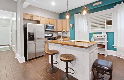 Milwaukee Apartment | Chic 2BR & PKNG Mins to Downtown, Fiserv, Brewers Rave, St. Lukes, & Froedtert