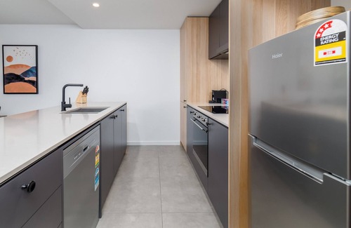 Braddon Apartment | Chic 3-Bed in Central with Pool, Sauna and Gym