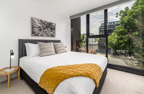 Braddon Apartment | Chic 3-Bed in Central with Pool, Sauna and Gym