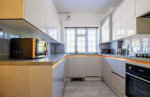 Northwood Apartment | Chic 3-bedroom with luxury decor and WiFi in delightful Northwood