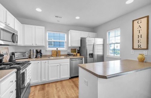 Northeast Raleigh House | Chic 3BR Townhome Next to Neuse River Trail - 1 Min Walk