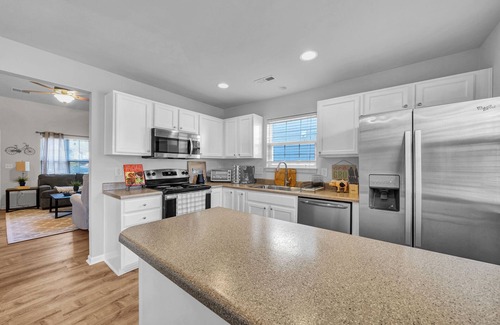 Northeast Raleigh House | Chic 3BR Townhome Next to Neuse River Trail - 1 Min Walk