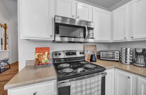 Northeast Raleigh House | Chic 3BR Townhome Next to Neuse River Trail - 1 Min Walk