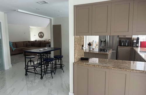 Ludlam Villa | Chic 4-bedroom villa with WiFi, AC in marvelous Miami