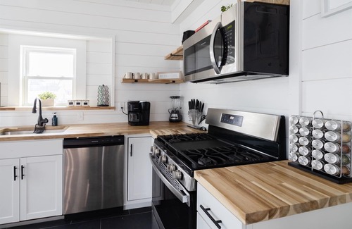 Cleveland House | Chic 4 BR: Minutes to Cleveland Clinic, CWRU & UH!