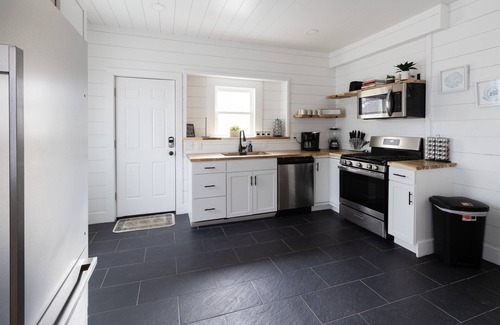 Cleveland House | Chic 4 BR: Minutes to Cleveland Clinic, CWRU & UH!