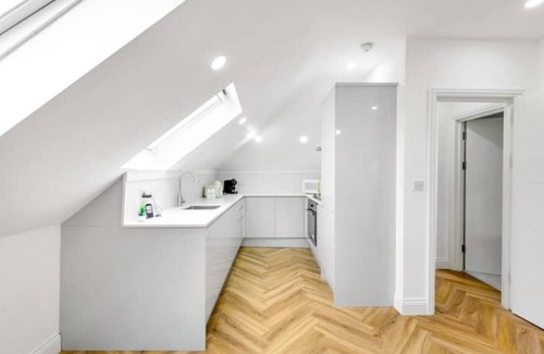 Hobbayne Apartment | Chic 4 person penthouse and views