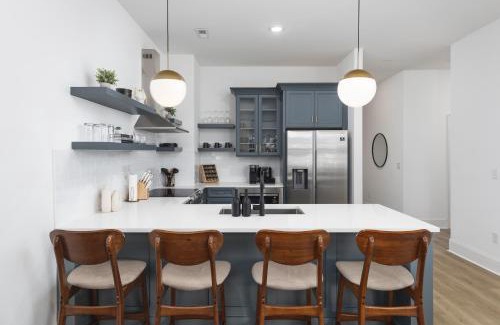 Cleveland Park Apartment | Chic 5 Bed, 2 Bedroom Free Parking - 3 miles to Broadway