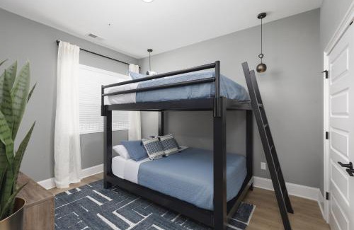 Cleveland Park Apartment | Chic 5 Bed, 2 Bedroom Free Parking - 3 miles to Broadway