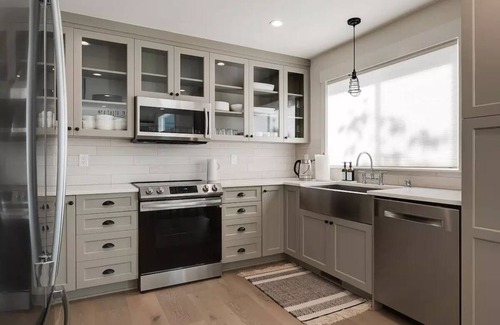 Lynnwood House | Chic Alderwood Oasis w/Hot tubn