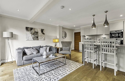 Kew Apartment | Chic and Contemporary Retreat in Brentford