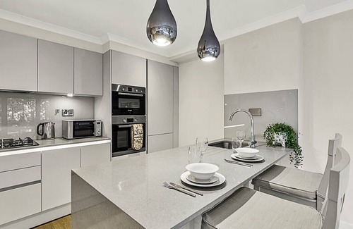 Kew Apartment | Chic and Contemporary Retreat in Brentford