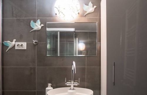 Konak Apartment | Chic and Convenient Flat 6 min to Coast